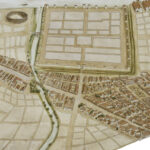 Luftaufnahme einer antiken ummauerten Stadt mit einem Rasterplan, einem nahe gelegenen Amphitheater, einem Fluss und den umliegenden Straßen und Gebäuden.