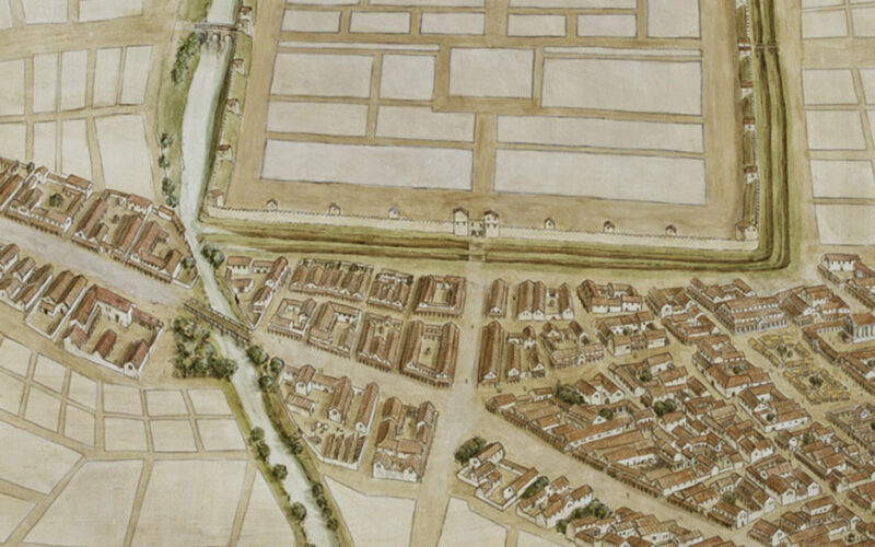 Luftaufnahme einer antiken ummauerten Stadt mit einem Rasterplan, einem nahe gelegenen Amphitheater, einem Fluss und den umliegenden Straßen und Gebäuden.