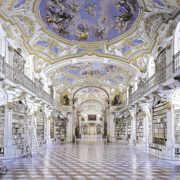 Prunkvolle Bibliothek mit hohen Gewölbedecken, kunstvollen Fresken, hohen, mit Büchern gefüllten Regalen und schachbrettartigen Marmorböden. Entlang der Regale sind Leitern angebracht, die den Zugang erleichtern.