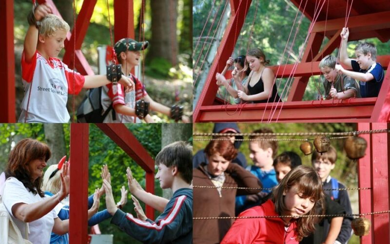 Eine Collage von Kindern und Erwachsenen, die an Aktivitäten im Freien teilnehmen, einschließlich Teamwork-Spielen und Herausforderungen, auf roten Holzstrukturen in einer Waldumgebung.