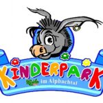 Cartoon-Esel über einem blauen Bandbanner mit buntem Text „KINDERPARK“ und kleinerem Text „im Alpbachtal“ darunter.