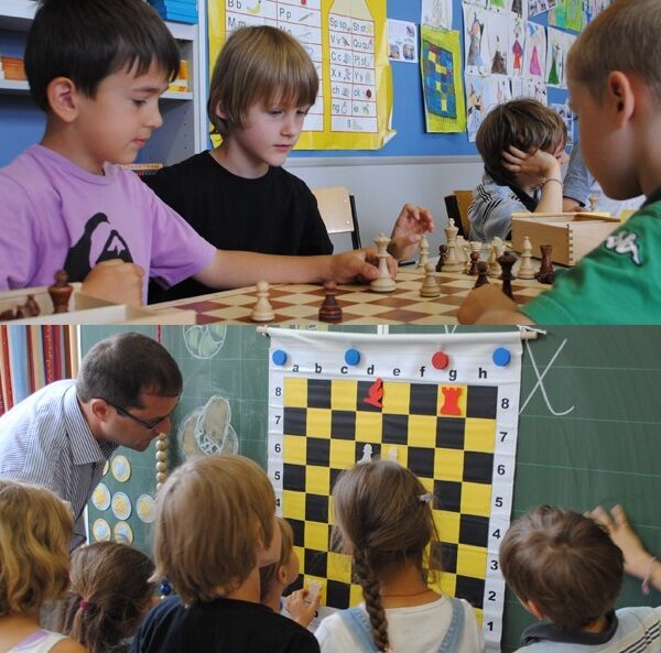 Kinder spielen Schach an einem Tisch in einem Klassenzimmer, während eine andere Gruppe von Kindern unter Anleitung eines Erwachsenen an einem Demonstrationsbrett etwas über Schach lernt.