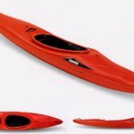 Ein rotes Kajak wird aus drei verschiedenen Blickwinkeln gezeigt: von der Seite, von oben und von vorne, vor einem schlichten weißen Hintergrund.