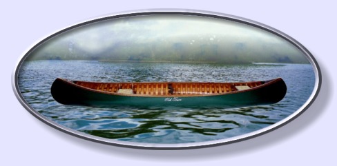 Ein leeres Holzkanu schwimmt auf ruhigem Wasser mit einer nebligen Landschaft im Hintergrund.