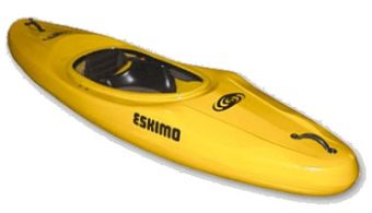 Ein gelbes Ein-Personen-Kajak mit der Aufschrift "ESKIMO" und anderen schwarzen Markierungen, schräg von oben betrachtet.