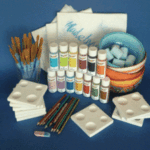 Künstlerbedarf, darunter Pinsel, Farbflaschen, Buntstifte, Radiergummis, Paletten, Schüsseln und Servietten, sind auf einer blauen Oberfläche angeordnet.