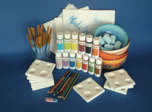 Künstlerbedarf, darunter Pinsel, Farbflaschen, Buntstifte, Radiergummis, Paletten, Schüsseln und Servietten, sind auf einer blauen Oberfläche angeordnet.