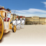 Eine Cartoon-Kutsche mit einer lächelnden Figur und weißen Pferden fährt schnell an einem großen, historischen Palast unter blauem Himmel vorbei.