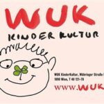 Handgezeichnete Illustration eines lächelnden Gesichts mit Brille und einem grünen Kleeblatt am Mund, mit "WUK KINDER KULTUR" sowie Website und Kontaktdaten von WUK KinderKultur in Wien.