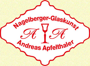 Rot-weißes Logo mit "Nagelberger-Glaskunst Andreas Apfelthaler", umgeben von den Initialen "A A" und einem stilisierten Glas in der Mitte.