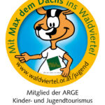 Ein Dachs-Maskottchen in einem weißen Hemd steht in einem gelben Kreis mit einem deutschen Text, der für den Jugendtourismus im Waldviertel wirbt.