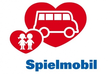 Logo mit roten Herzen, die einen Bus und zwei sich an den Händen haltende Kinder zeigen, darunter das Wort "Spielmobil" in blauer Schrift.