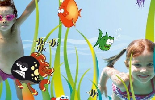 Zwei Kinder schwimmen unter Wasser, umgeben von illustrierten bunten Cartoon-Fischen und Wasserpflanzen auf blauem Hintergrund.