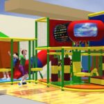 Kinder spielen auf einem Indoor-Spielplatz mit Rutschen, Kletternetzen und bunten Tunneln in einem Spielbereich.