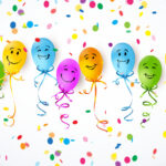 Acht bunte Ballons mit lächelnden Gesichtern schweben, an jedem ist ein Band befestigt, umgeben von buntem Konfetti auf weißem Hintergrund.