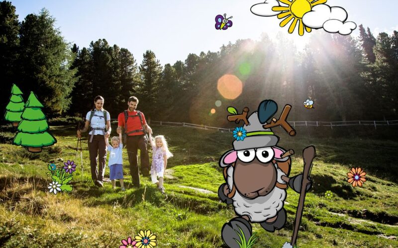 Eine vierköpfige Familie, die auf einer sonnenbeschienenen Wiese wandert, wobei das Bild von Cartoon-Schafen und Naturillustrationen überlagert wird.