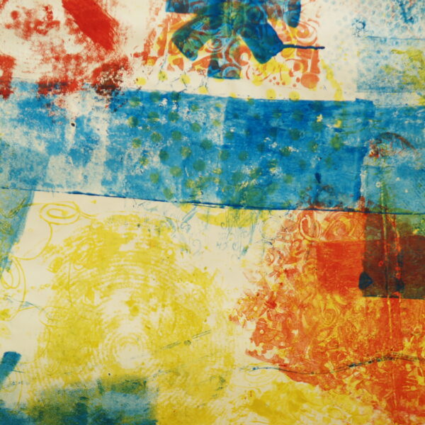 Abstraktes Gemälde mit blauen, gelben, roten und orangefarbenen strukturierten Blöcken und Wirbeln, die über einen überwiegend weißen Hintergrund gelegt sind.