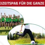 Kinder in grünen Hemden sitzen mit erhobenen Händen auf einem Baumstamm. Darunter kickt eine Person einen Fußball auf dem Rasen. Der Text darüber lautet: „DER FREIZEITSPASS FÜR DIE GANZE FAMILIE.“.