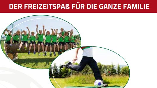 Kinder in grünen Hemden sitzen mit erhobenen Händen auf einem Baumstamm. Darunter kickt eine Person einen Fußball auf dem Rasen. Der Text darüber lautet: „DER FREIZEITSPASS FÜR DIE GANZE FAMILIE.“.