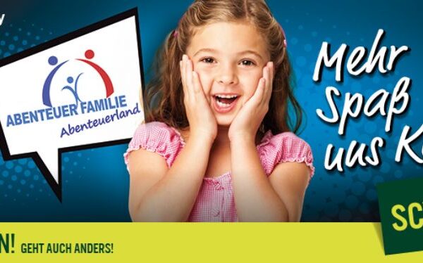 Ein junges Mädchen, das lächelnd die Hände auf die Wangen legt, neben dem Logo der Abenteuer Familie Abenteuerland und einem deutschen Text, der für die SCW Shopping City Wels wirbt.