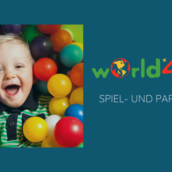 Ein lächelndes Kind im Ringelshirt sitzt in einem Pool aus bunten Plastikbällen neben dem „world4kids“-Logo und dem Text „SPIEL- UND PARTYRÄUME“ auf blauem Grund.