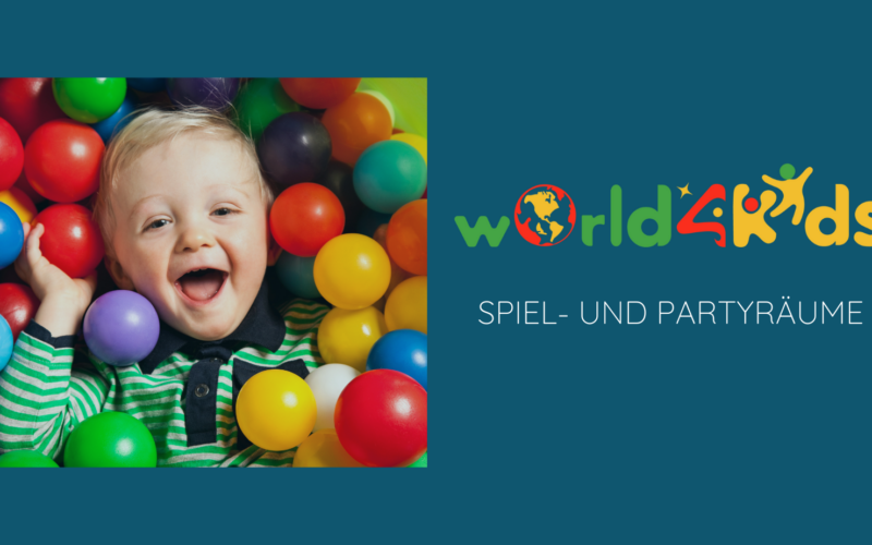 Ein lächelndes Kind im Ringelshirt sitzt in einem Pool aus bunten Plastikbällen neben dem „world4kids“-Logo und dem Text „SPIEL- UND PARTYRÄUME“ auf blauem Grund.
