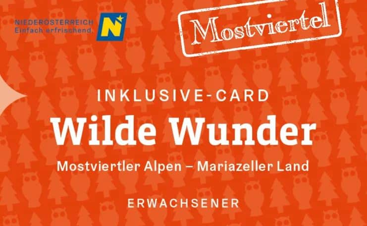 Eine orange Karte mit der Aufschrift "Mostviertel Wilde Wunder Inklusive-Card" für Erwachsene, die für das Mostviertler Alpen-Mariazeller Land in Niederösterreich wirbt.