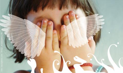 Ein Kind bedeckt sein Gesicht mit beiden Händen; weiße illustrierte Flügel und dekorative Wirbel sind über das Bild gelegt.