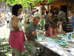 Eine Gruppe von Menschen an einem Tisch.