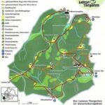Karte des Lainzer Tiergartens mit Wanderwegen, Toren, Hauptstraßen, Orientierungspunkten, Informationsstellen und Verbindungen mit öffentlichen Verkehrsmitteln in einem Naturschutzgebiet.