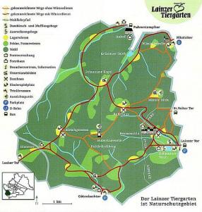 Karte des Lainzer Tiergartens mit Wanderwegen, Toren, Hauptstraßen, Orientierungspunkten, Informationsstellen und Verbindungen mit öffentlichen Verkehrsmitteln in einem Naturschutzgebiet.