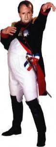 Person in einem Napoleon-Bonaparte-Kostüm, die eine dramatische Pose einnimmt, indem sie einen Arm hebt und die andere Hand an die Brust legt.