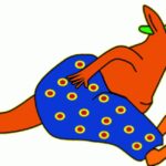 Cartoon-Känguru mit grüner Mütze und blauen Shorts mit gelben Punkten, sitzend und lächelnd.