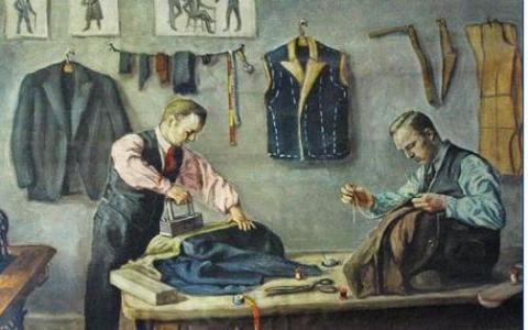 Zwei Schneiderinnen arbeiten in einer Werkstatt. Die eine bügelt auf einem Tisch Stoff, während die andere ein Kleidungsstück von Hand näht. Werkzeuge, Kleidung und Schnittmuster hängen an der Wand hinter ihnen.