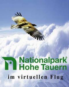 Ein großer Vogel schwebt über den Wolken, darunter der Text "Nationalpark Hohe Tauern im virtuellen Flug".
