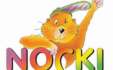 Der orangefarbene Cartoon-Biber mit der lila-grünen Mütze hebt einen Arm über den bunten, großen Schriftzug "NOCKI.