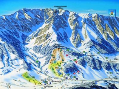 Illustrierte Skigebietskarte mit schneebedeckten Berggipfeln, mit farbigen Linien markierten Skipisten und Liftrouten im Vordergrund.