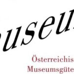 Das Wort "Museum" erscheint in großer, kursiver schwarzer Schrift; darunter steht in kleinerer roter Schrift "Österreichisches Museumsgütesiegel".