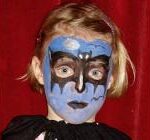 Drei Bilder nebeneinander: Puppentheateraufführung, Kind mit Fledermausgesicht und -umhang und Balletttänzer, die auf der Bühne mit Konfetti auftreten.