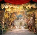 Eine Theaterbühne mit einer gemalten Waldkulisse wird von acht kleineren Bildern flankiert, darunter Porträts, Kunstwerke, eine Maske und eine Marionette.