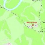 Eine einfache Karte, die die Lage von Silbergslage mit eingezeichneten Straßen und einem Fluss in einem grünen, ländlichen Gebiet zeigt.