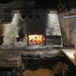 Ein Steinofen mit Feuer im Inneren.