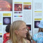 Eine Gruppe von Kindern sieht sich ein Plakat an.