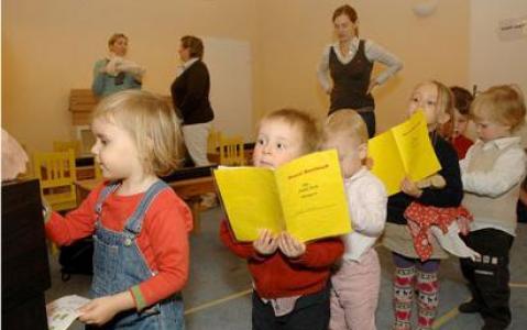 Eine Gruppe von Kindern mit gelben Büchern.