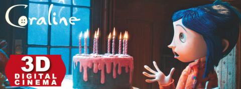 Die Zeichentrickfigur Coraline schaut überrascht auf eine Geburtstagstorte mit brennenden Kerzen. Das Logo des Films "Coraline" und die Aufschrift "3D Digital Cinema" sind zu sehen.
