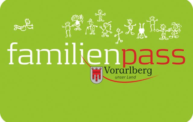 Grüne Karte mit weißen Strichmännchen-Zeichnungen von Personen, dem Text "familienpass" und dem Vorarlberger Wappen mit der Aufschrift "Vorarlberg unser Land" darunter.