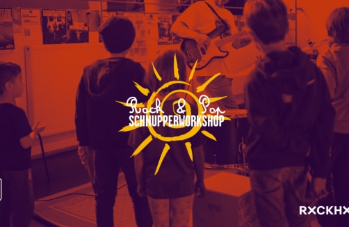 Kinder stehen vor einem Musiker, der eine E-Gitarre spielt. Der Text "Rock & Pop Schnupperworkshop" und eine Sonnengrafik sind über das Bild gelegt.